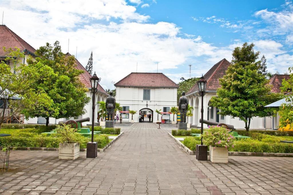 Happy Family Hotel Джок'якарта Екстер'єр фото